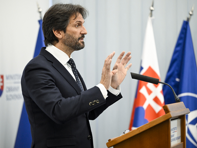 Nákup luxusných lietadiel môže vyjsť rezort obrany draho. ÚVO mu udelil pokuty za takmer 1,7 milióna eur