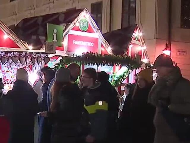 Atmosféra Vianoc dorazila do Bratislavy. Rozsvietením stromčeka sa oficiálne odštartovali vianočné trhy
