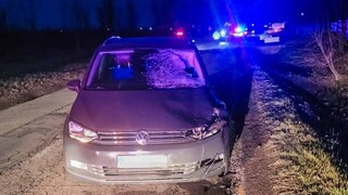 Tragická nehoda pri Veľkej Ide: Auto zrazilo dvoch mladých chodcov, náraz neprežili. Dve dievčatá utrpeli zranenia