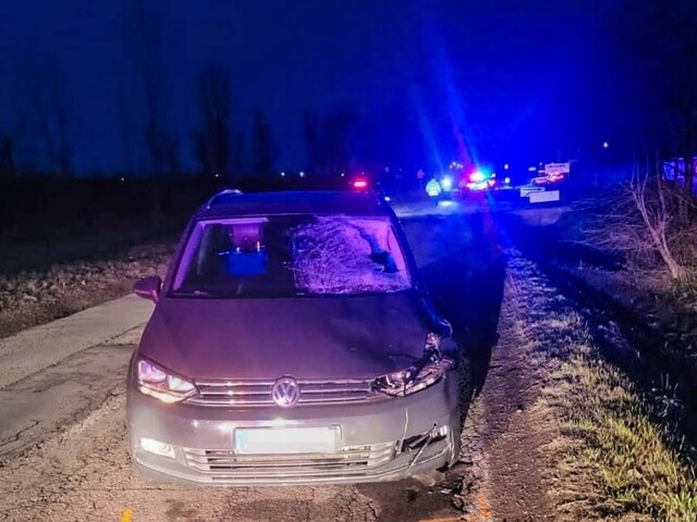 Tragická nehoda pri Veľkej Ide: Auto zrazilo dvoch mladých chodcov, náraz neprežili. Dve dievčatá utrpeli zranenia