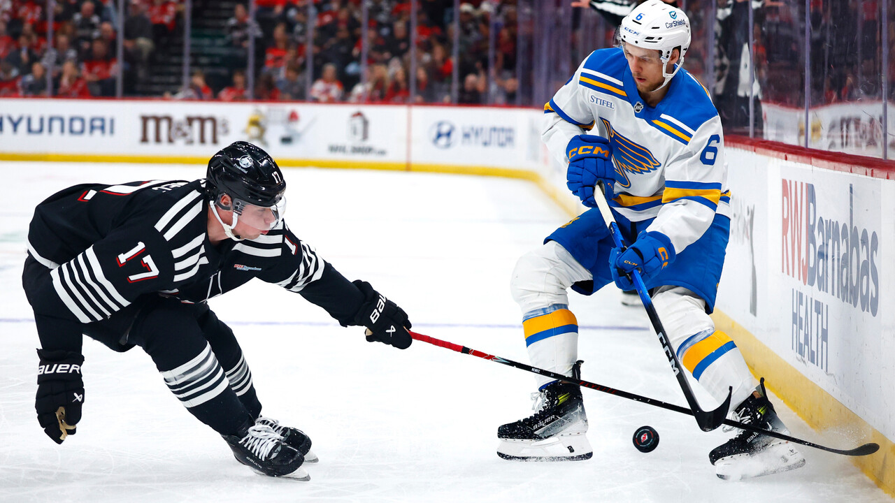 Slovenský obranca New Jersey Devils Šimon Nemec (vľavo) a hráč St. Louis Blues Philip Broberg