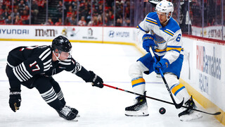 Slovenský obranca New Jersey Devils Šimon Nemec (vľavo) a hráč St. Louis Blues Philip Broberg