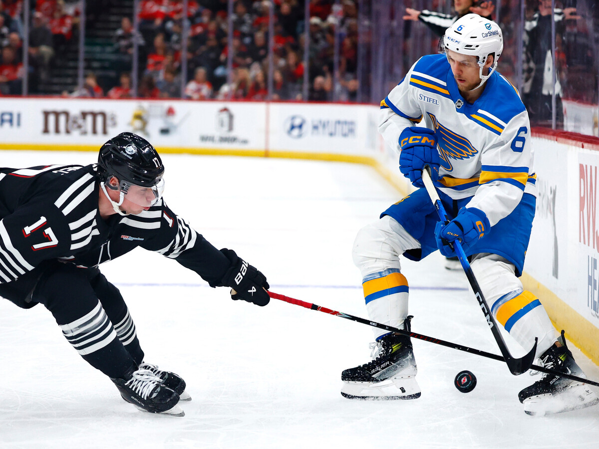 Slovenský obranca New Jersey Devils Šimon Nemec (vľavo) a hráč St. Louis Blues Philip Broberg