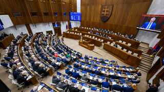 Zmena rokovacieho poriadku je prioritou, hlasovaniu o dôvere sa poslanci vyhýbajú. PS sa obráti na Ústavný súd