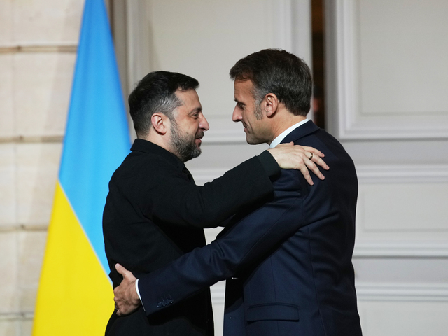 Der Spiegel: Macron vraj varoval Zelenského, že ho môžu USA zradiť. Elyzejský palác to popiera