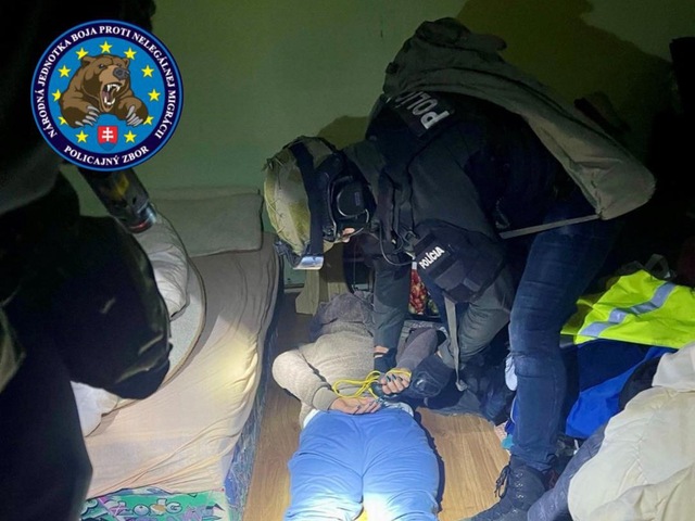 Maloletej privodila závislosť od drog, následne ju nútila poskytovať sexuálne služby. Polícia obvinila 34-ročnú ženu