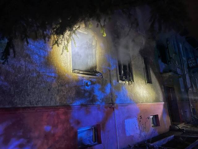 Pri Trebišove horela garsónka, ľudí evakuovali cez okná. Šesť osôb vrátane dvoch detí skončilo v nemocnici