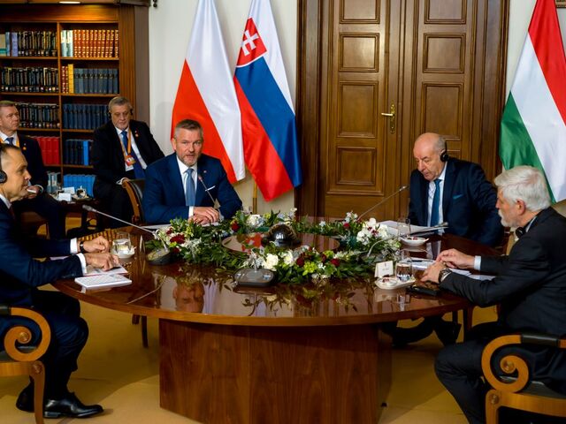 Pellegrini na samite V4: Hlavným problémom európskeho priemyslu sú vysoké ceny energií, výroba sa presúva inde