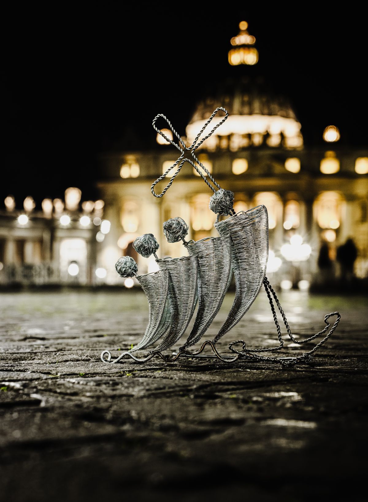 drôtená plastika s názvom Pútnici nádeje