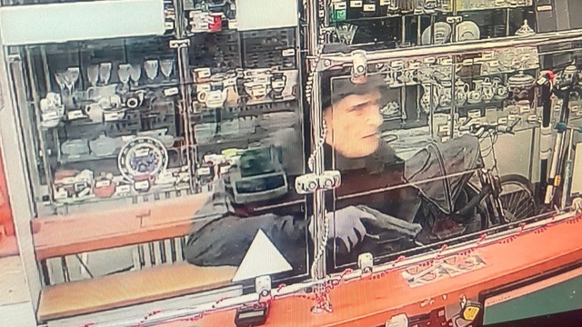 Maskovaný muž lúpež