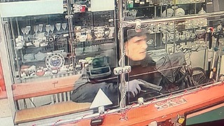 FOTO: Maskovaný muž chcel vylúpiť záložňu. Po pohľade na prázdne regály ušiel bez lupu