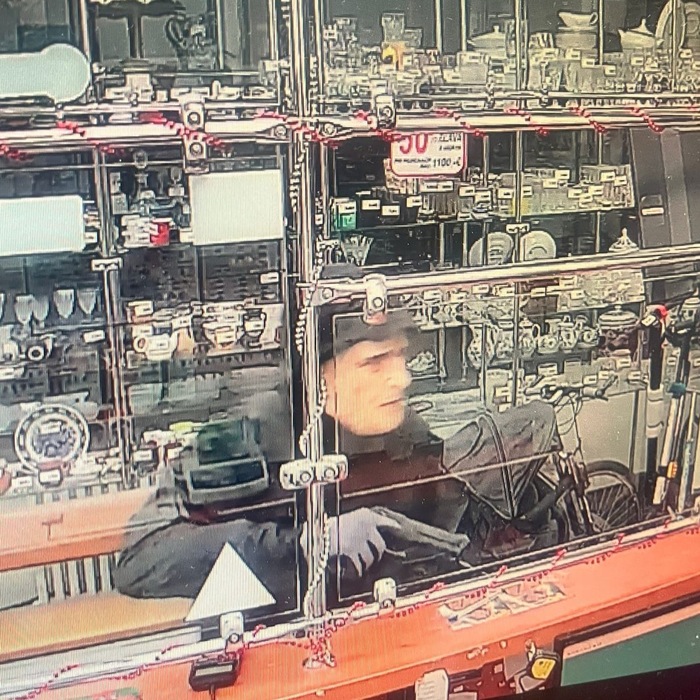 Maskovaný muž lúpež