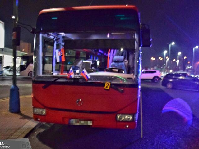Tma alebo nepozornosť? Chodkyňu pred parkoviskom zrazil autobus, zraneniam podľahla