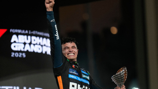 Brit Lando Norris je novým šampiónom F1. K titulu mu pomohlo tretie miesto v Abú Zabí