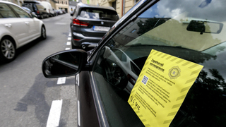 Parkovacia politika sa zmenila na chaos. Kontroly odhalili masívne chyby v obciach aj mestách