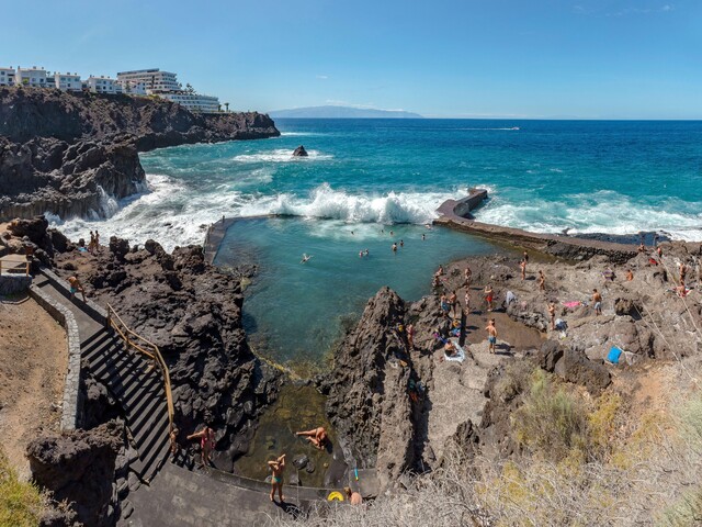 Ignorovali varovania. Na Tenerife zahynuli dvaja Slováci, v prírodnom bazéne ich zmietla obrovská vlna