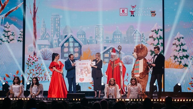 thumbnail_Symbolický šek si Štefan Adamjak prevzal od Nikolety  Lörincovej.jpg