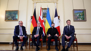 Rokovania o osude Ukrajiny sa presunuli do Londýna. Zelenskému sa nepáči tlak USA, mieru bráni najväčšia prekážka