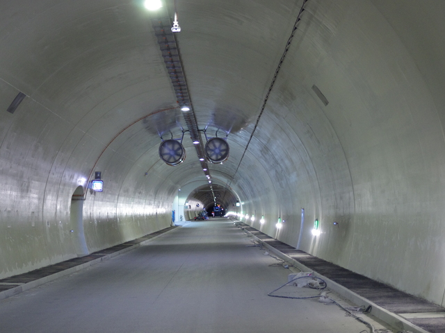 Stavebný kameň poklepali pred 27 rokmi. Tunel Višňové v pondelok sprejazdnia