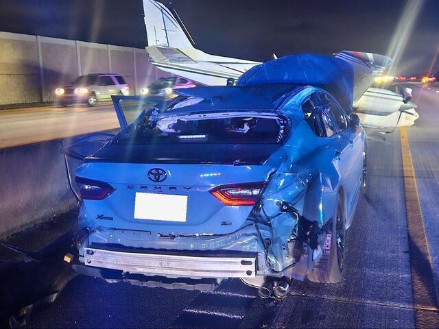 VIDEO: Šokujúca nehoda na diaľnici. Lietadlo pristálo na streche auta, pilot hlásil problémy s motorom