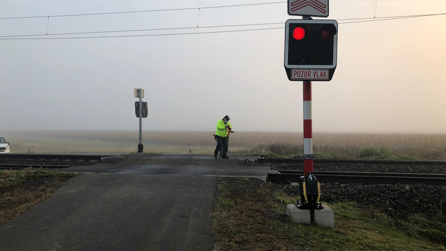 vlak semafor železnica koľajnice