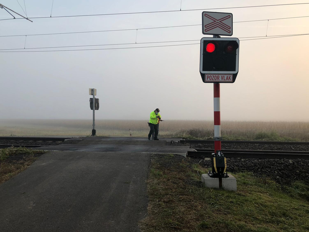 vlak semafor železnica koľajnice