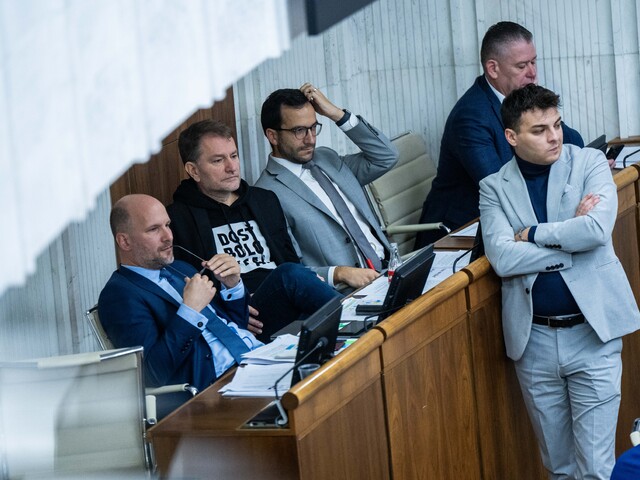 Matovič v protestnom svetri narušil vystúpenie Fica. Ten v pléne vyhlásil, že „ak má Únia skapať, nech skape“