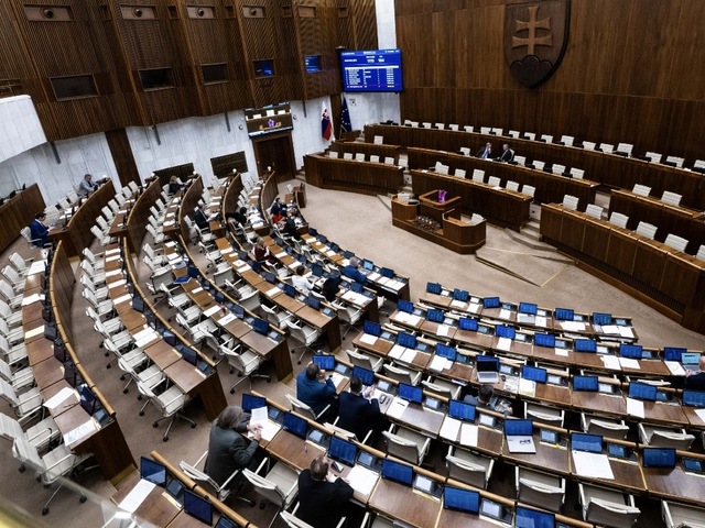 Sviatky pokoja sa skončili. Politikov v novom roku dobehli staré spory a 150 odložených návrhov zákonov