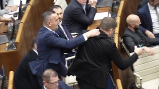 Strkanie, škrtenie, nadávky. Ako došlo k roztržke v parlamente? Pozrite si reakcie politikov koalície a opozície
