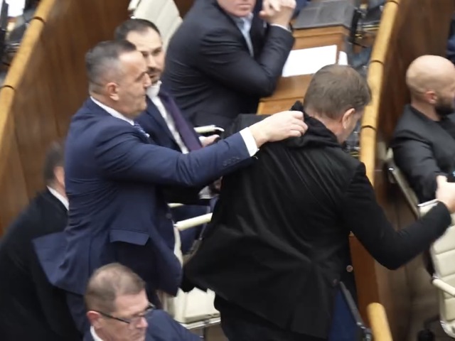 Strkanie, škrtenie, nadávky. Ako došlo k roztržke v parlamente? Pozrite si reakcie politikov koalície a opozície