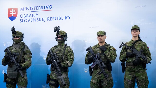 Robert Kaliňák uniformy