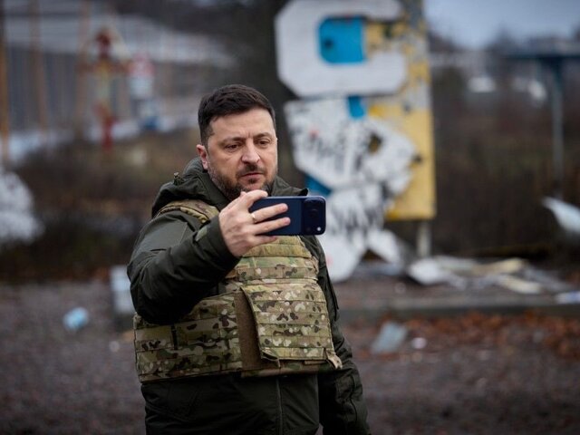 Zelenskyj sa objavil v Kupiansku len kúsok od ruských pozícií. Jeho návšteva spochybňuje tvrdenia o obkľúčení