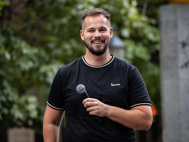 Komik Fero Joke už nie je tvárou kampane Tesca. Reťazec stiahol reklamy po obvineniach zo sexuálneho obťažovania