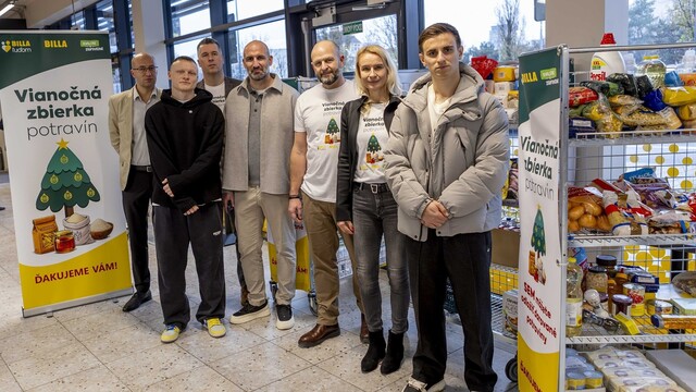 thumbnail_ŠK Slovan Bratislava, zástupcovia BILLA a Únie ligových klubov v predajni na Bajkalskej ulici.jpg