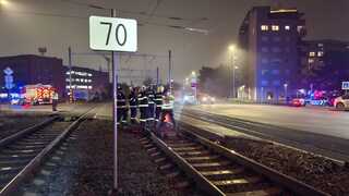 Na železničnom priecestí v Bratislave došlo k zrážke. Auto zostalo na koľajniciach zakliesnené, vodič stihol vyjsť