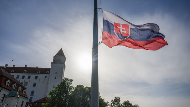 slovenská vlajka Slovenska slovensko bratislavsky hrad