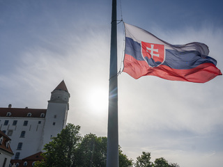 slovenská vlajka Slovenska slovensko bratislavsky hrad