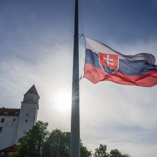 slovenská vlajka Slovenska slovensko bratislavsky hrad