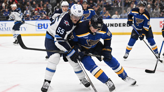 Blues umlčali Winnipeg v zápase s príchuťou play off. Hofer vychytal nulu, Dvorský bol pri tom