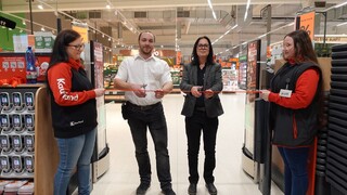 thumbnail_Nový Kaufland  otvorili oblastná riaditeľka Jeanette Kožíková a riaditeľ predajne Tomáš Fuglík .jpg