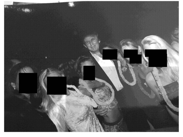Americké ministerstvo obnovilo Trumpovu fotografiu s Epsteinom. Predtým ju dočasne stiahlo