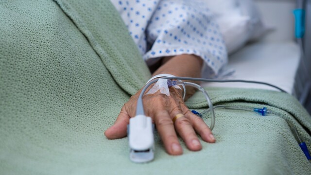 Ruka nemocnica posteľ