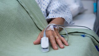 Ruka nemocnica posteľ