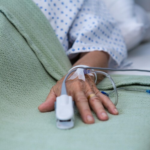 Ruka nemocnica posteľ