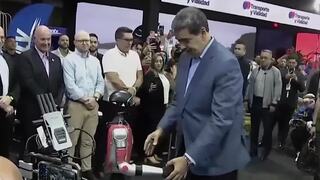 Polonahí Santovia v uliciach, lotériový zázrak aj tancujúci prezident. Svet víta Vianoce poriadne netradične