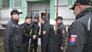 Nie všetci môžu Vianoce tráviť doma. Minister vnútra navštívil policajtov a hasičov na východe Slovenska