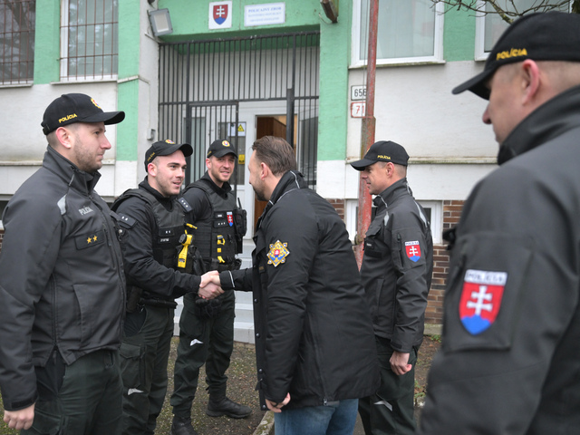 Nie všetci môžu Vianoce tráviť doma. Minister vnútra navštívil policajtov a hasičov na východe Slovenska