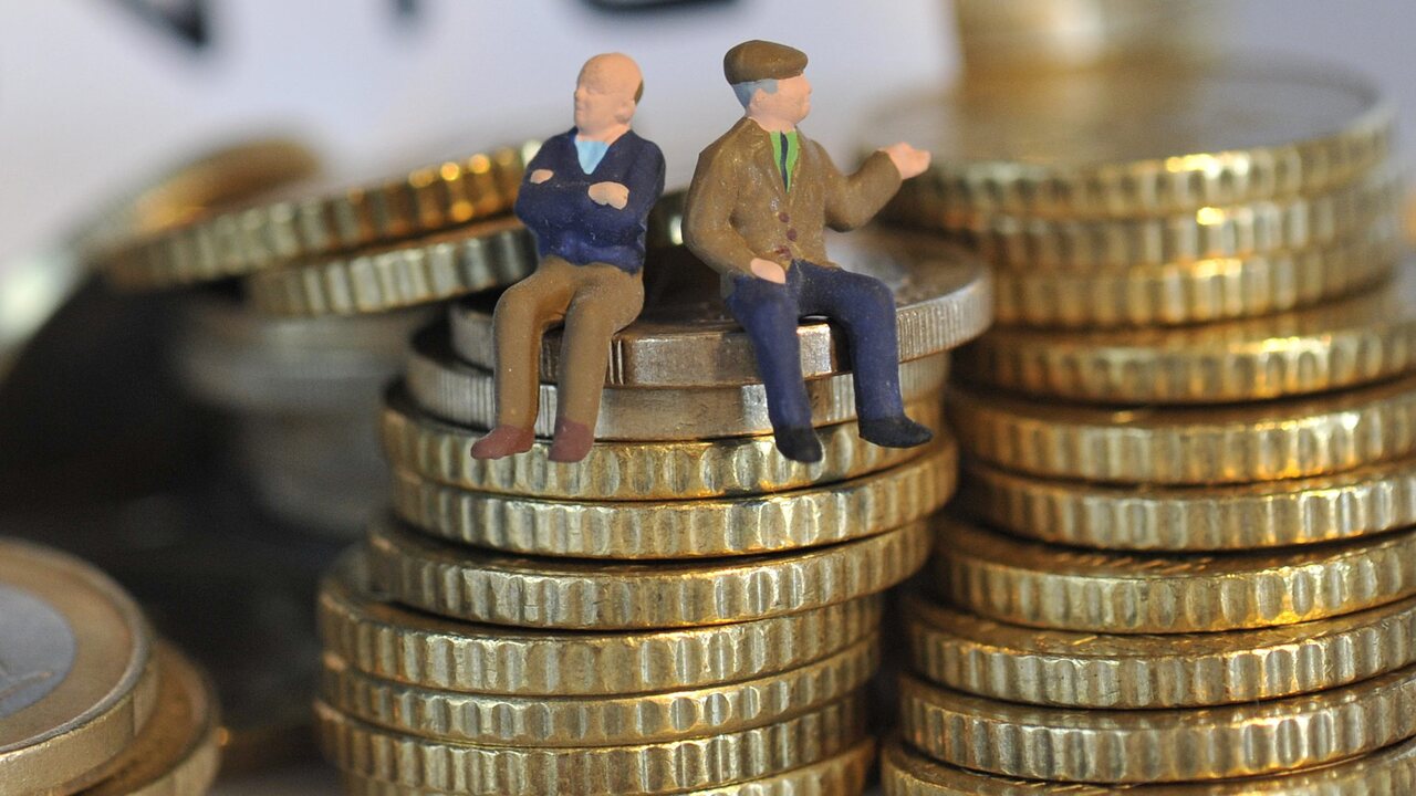 Od januára sa zvýši starobný dôchodok a až potom poisťovňa posúdi, či máte stále nárok aj na minimálny