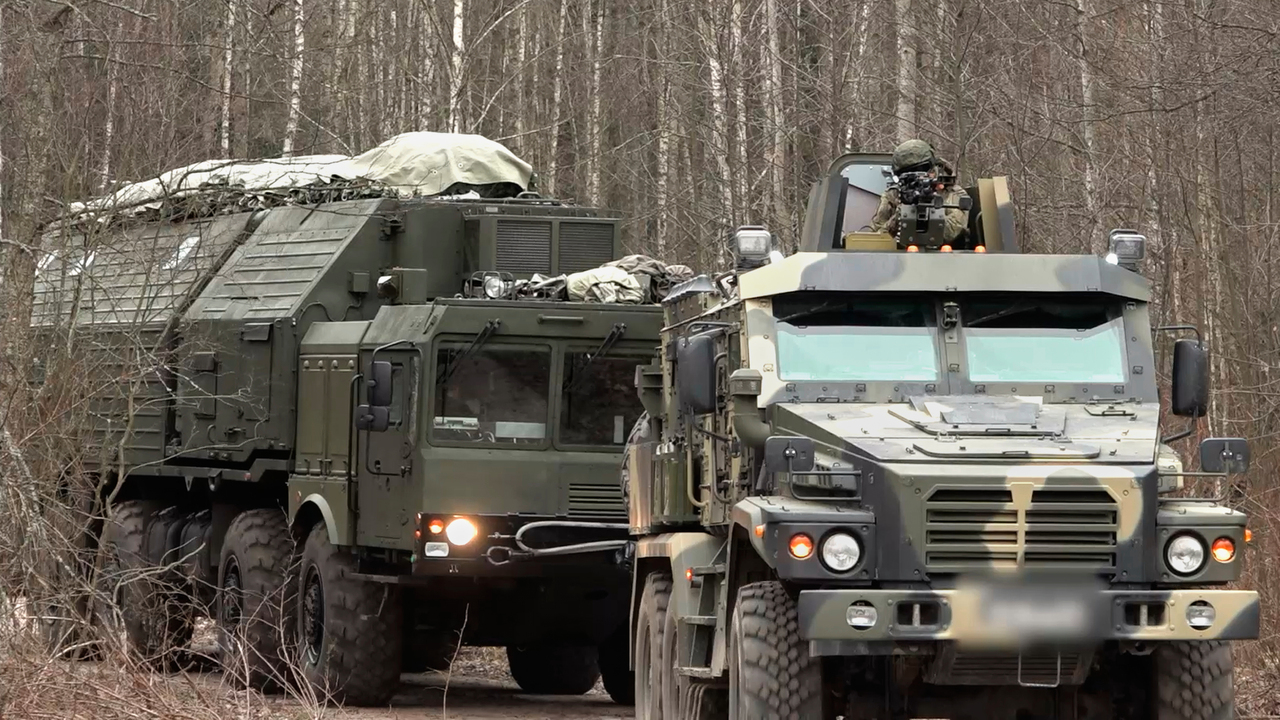 ruský raketový systém Orešnik počas cvičenia na utajenom mieste v Bielorusku. 