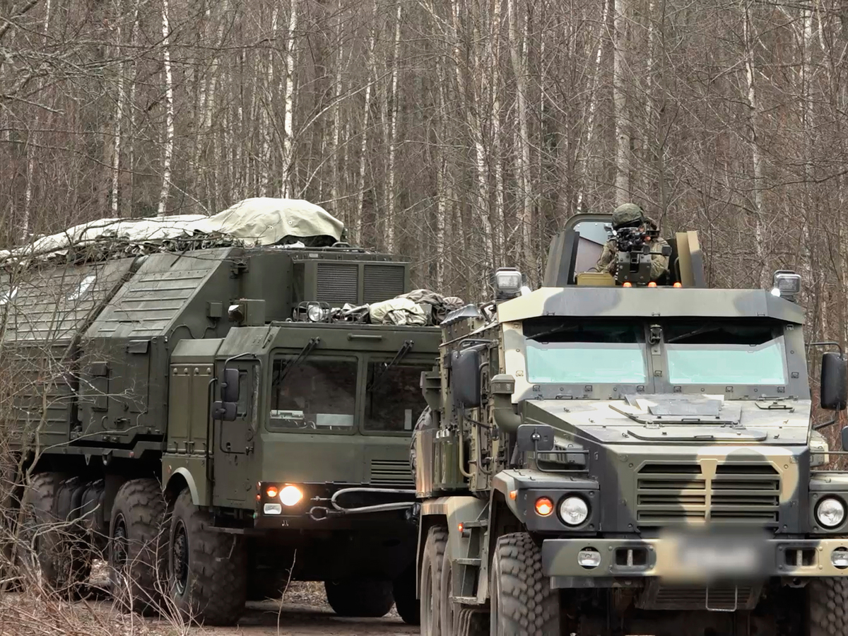 ruský raketový systém Orešnik počas cvičenia na utajenom mieste v Bielorusku. 